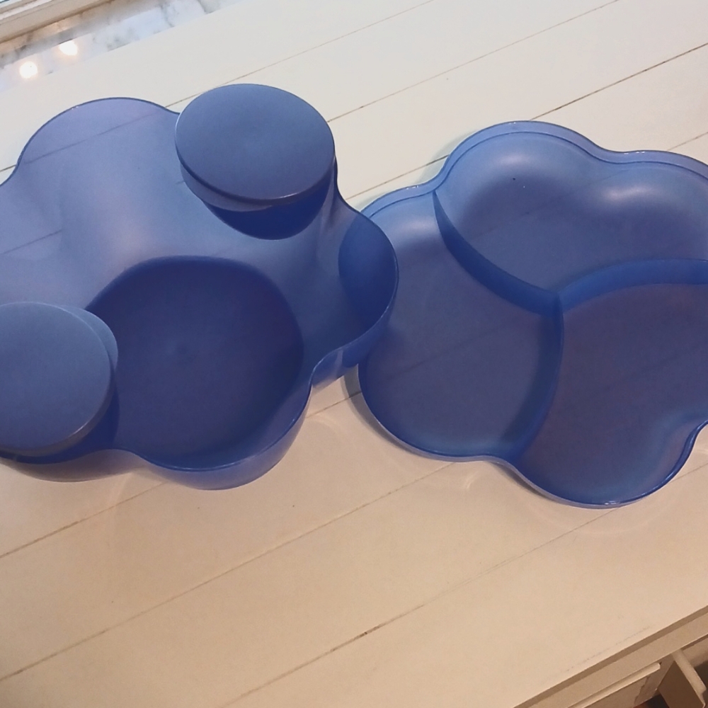 Tupperware chip and dip set